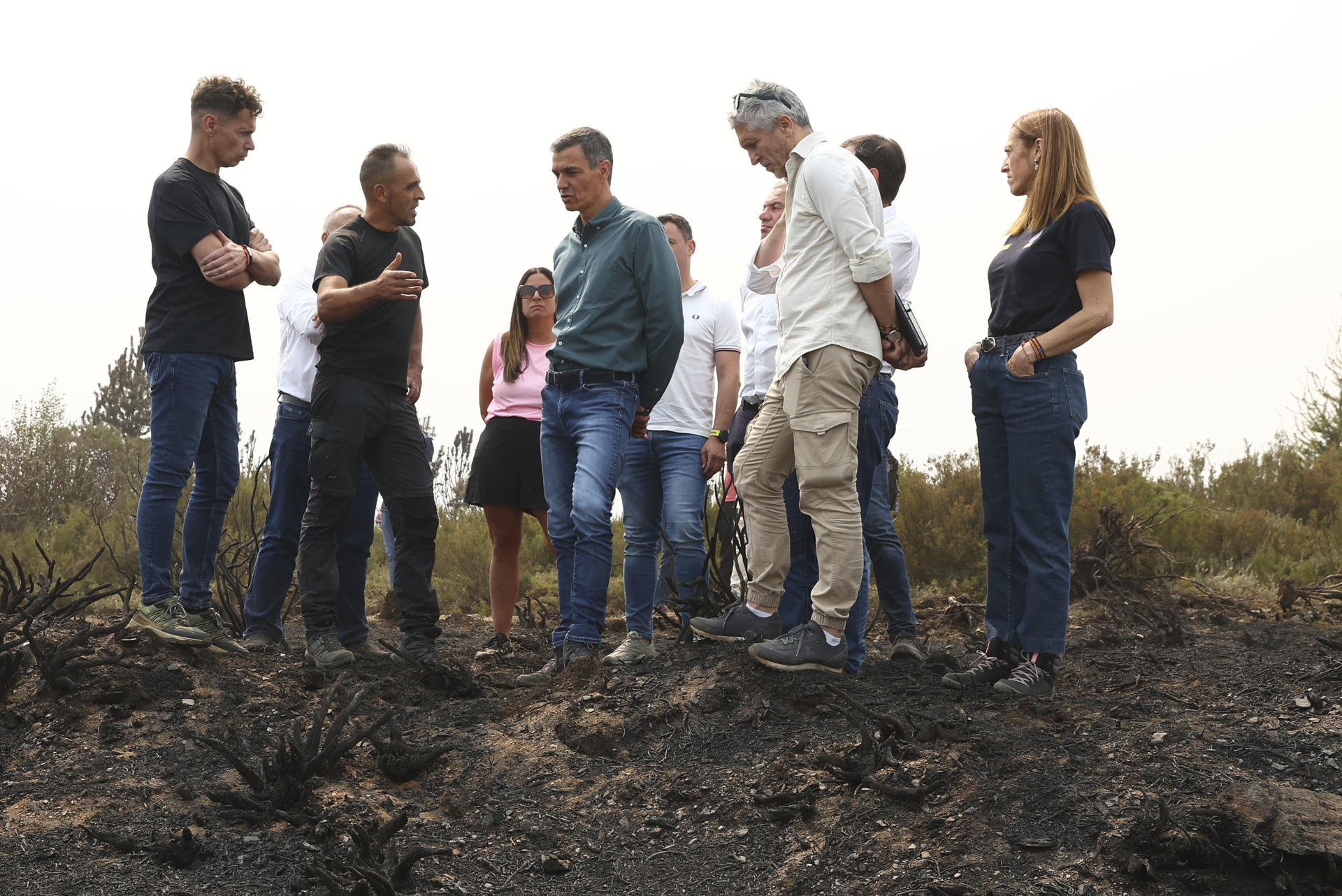 El presidente del Gobierno, Pedro Sánchez (c), junto al ministro del Interior, Fernando Grande-Marlaska (2d), visita este domingo la zona afectada por el incendio en Villablino (León). EFE/ Pool Moncloa / Fernando Calvo SÓLO USO EDITORIAL / SÓLO DISPONIBLE PARA ILUSTRAR LA NOTICIA QUE ACOMPAÑA (CRÉDITO OBLIGATORIO)