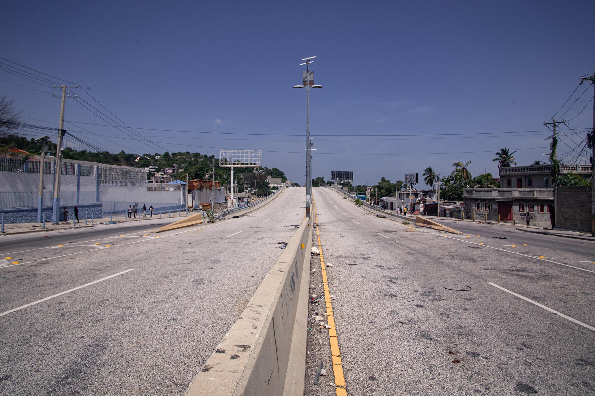 Fotografía de una avenida desolada este martes, en Puerto Príncipe (Haití). EFE/ Mentor David Lorens