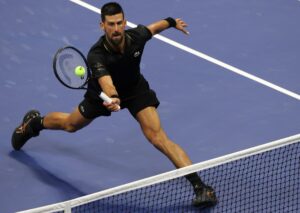 El serbio Novak Djokovic cumplió este domingo en la jornada inaugural del Abierto de Estados Unidos al derrotar al estadounidense Learner Tien. EFE/EPA/BRIAN HIRSCHFELD