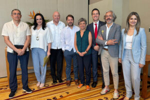 Fotografía tomada de la cuenta oficial de red social X de la precandidata a la Presidencia de Colombia Vicky Dávila @VickyDavilaH que muestra, de izquierda a derecha, al precandidato a la Presidencia Gustavo Bolívar; la precandidata Maria Fernanda Cabal; el encargado de Negocios de la Embajada de Estados Unidos en Colombia, John McNamara; el senador estadounidense Rubén Gallego; la precandidata Claudia López; el senador estadounidense Bernie Moreno; el precandidato Juan Daniel Oviedo, y la precandidata Vicky Dávila posando durante una reunión este jueves, en Cartagena (Colombia). EFE/ @vickydavilah