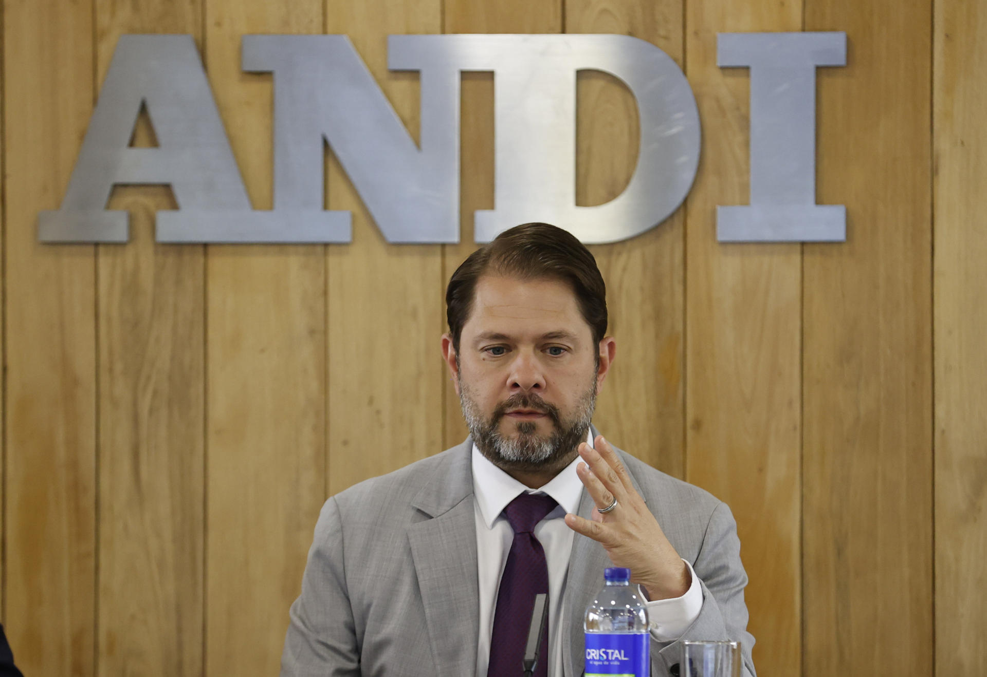 El senador estadounidense Rubén Gallego al intervenir este viernes, 15 de agosto, durante un conversatorio, con la Asociación Nacional de Empresarios de Colombia (ANDI), en Bogotá (Colombia). EFE/Mauricio Dueñas
