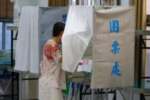 Detalle de una ciudadana taiwanesa al votar este sábado, 23 de agosto, durante una elección de revocación para siete legisladores pro-China y un referéndum para la reactivación planificada de una planta de energía nuclear, en Taipéi (Taiwán). EFE/Ritchie B. Tongo