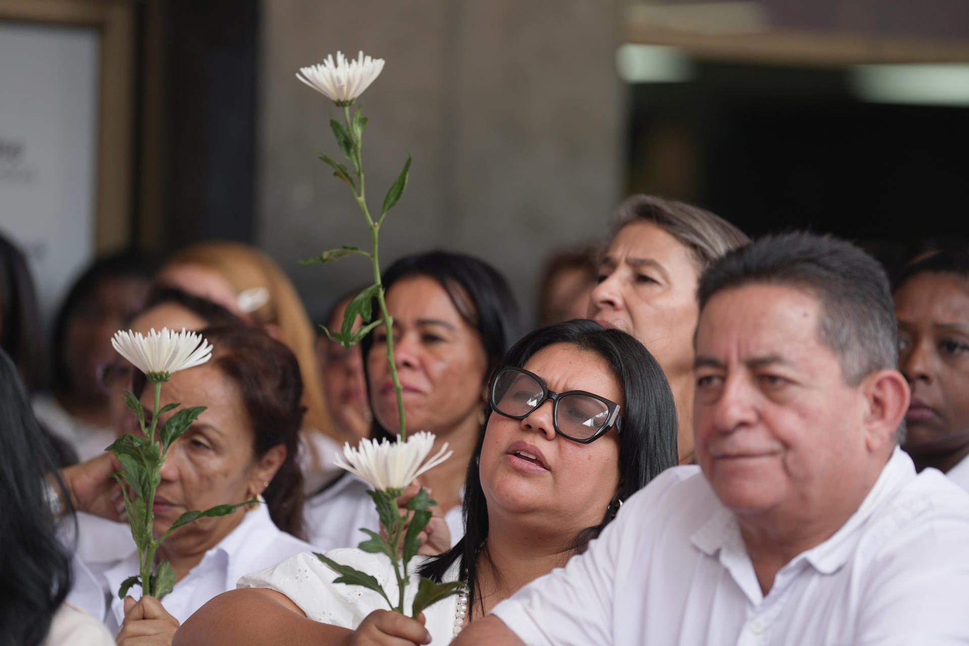 Personas asisten a un homenaje del fallecido senador y precandidato a la Presidencia de Colombia, Miguel Uribe Turbay, este martes en Cali (Colombia). EFE/ Ernesto Guzmán