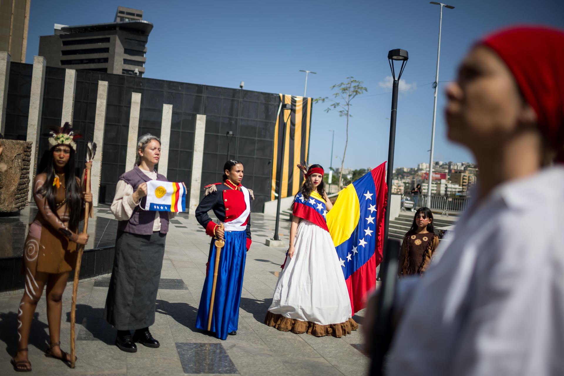 Mujeres participan en una manifestación en apoyo al presidente de Venezuela, Nicolás Maduro, este jueves en Caracas (Venezuela). EFE/ Miguel Gutiérrez
