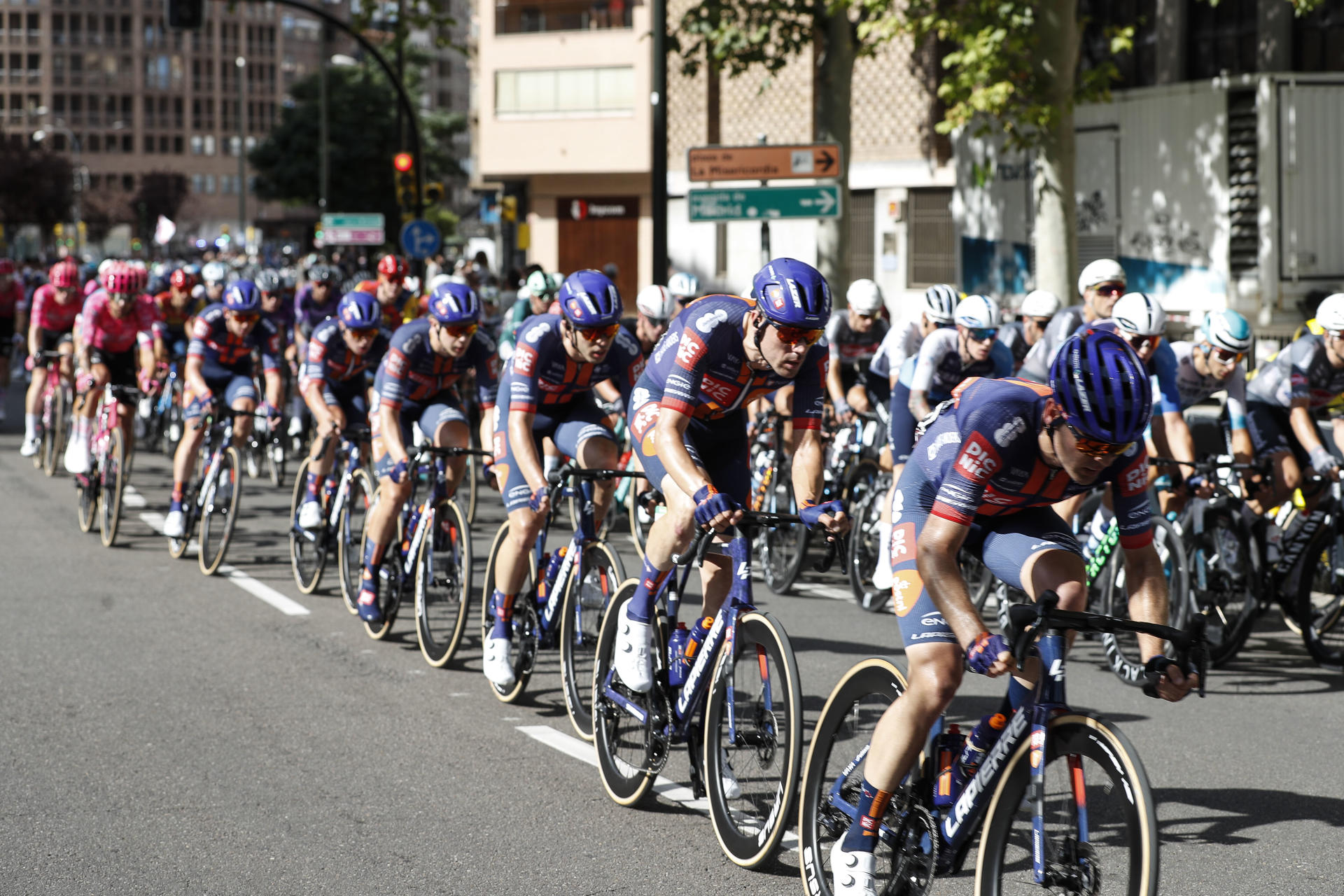 El pelotón durante la octava etapa de la Vuelta a España, este sábado entre Monzón (Huesca) y Zaragoza, en un recorrido de 163,5 kilómetros. EFE/Javier Belver