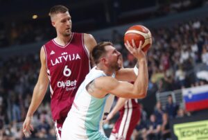 Luka Doncic durante el partido amistoso de este sábado ante Letonia en el Xiaomi Arena de Riga. EFE/EPA/TOMS KALNINS