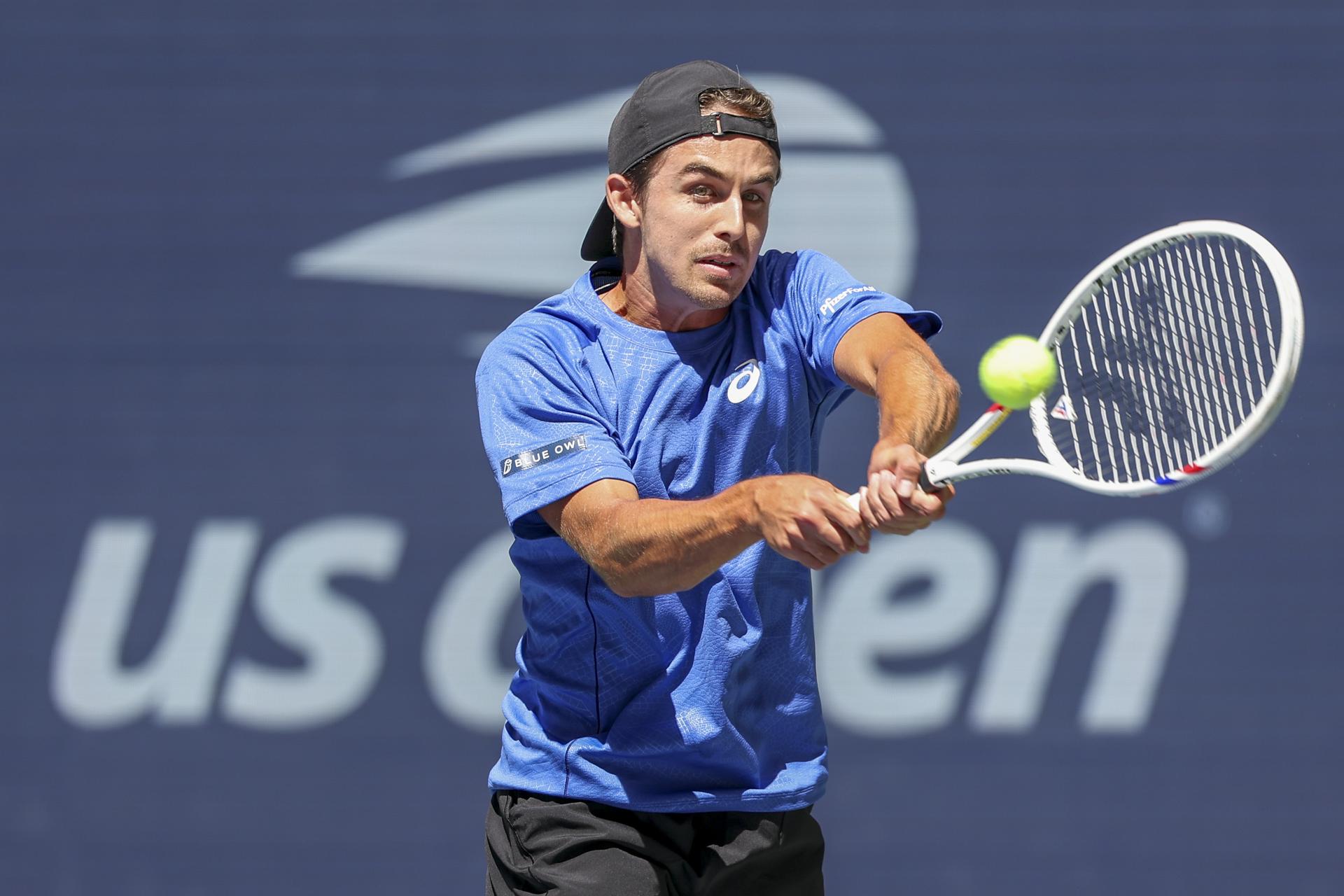 El estadounidense Zachary Svajda cayó por 6-7 (5), 6-3, 6-3 y 6-1 ante Novak Djokovic. EFE/EPA/SARAH YENESEL