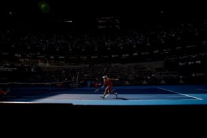 Fotografía de Mark R. Cristino en la que puede verse una foto de archivo del 3 de octubre de 2023 de la tenista británica Katie Boulter en acción durante su partido contra Aryna Sabalenka, de Bielorrusia, en el torneo de tenis China Open.