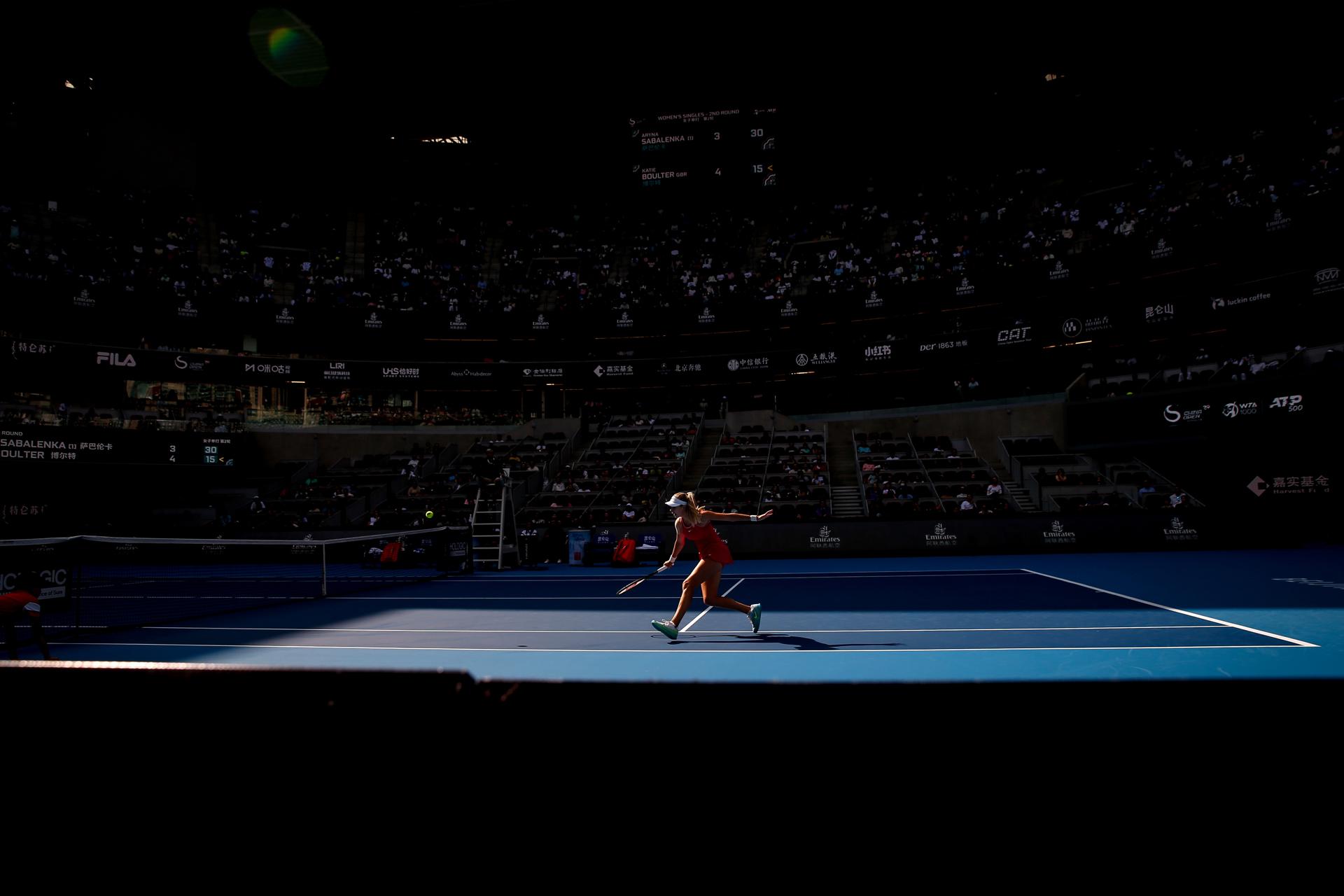 Fotografía de Mark R. Cristino en la que puede verse una foto de archivo del 3 de octubre de 2023 de la tenista británica Katie Boulter en acción durante su partido contra Aryna Sabalenka, de Bielorrusia, en el torneo de tenis China Open.