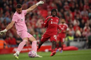 Fotografía de Adam Vaughan, en la que puede verse en una imagen de archivo del 4 de agosto pasado al futbolista neerlandés Jeremie Frimpong, del Liverpool (d), durante un amistoso. EFE