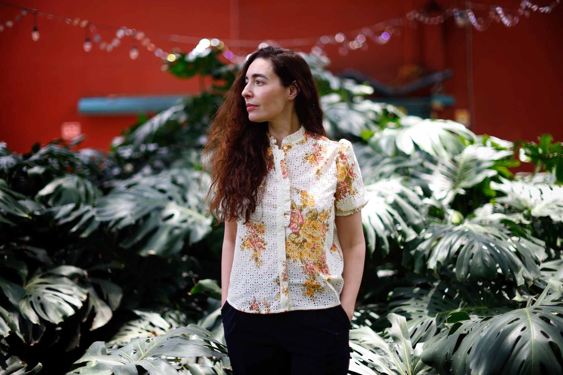 La escritora Uruguaya Fernanda Trías, posa al final de una entrevista con EFE este sábado, en la Ciudad de México (México). EFE/Sáshenka Gutiérrez