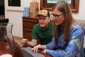 La directora de La Hacienda La Esmeralda, Rachel Peterson, y el vicepresidente de la Asociación de Cafés (SCAP por sus siglas en inglés), Daniel Peterson, observan la subasta electrónica del Best of Panama (BOP) este miércoles, en Boquete (Panamá). EFE/ Marcelino Rosario