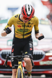 El ciclista danés del Visma Jonas Vingegaard celebra su victoria en la novena etapa de La Vuelta a España, de 195 kilómetros entre Alfaro y la estación de esquí de Valdezcaray, este domingo. EFE/ Javier Lizón