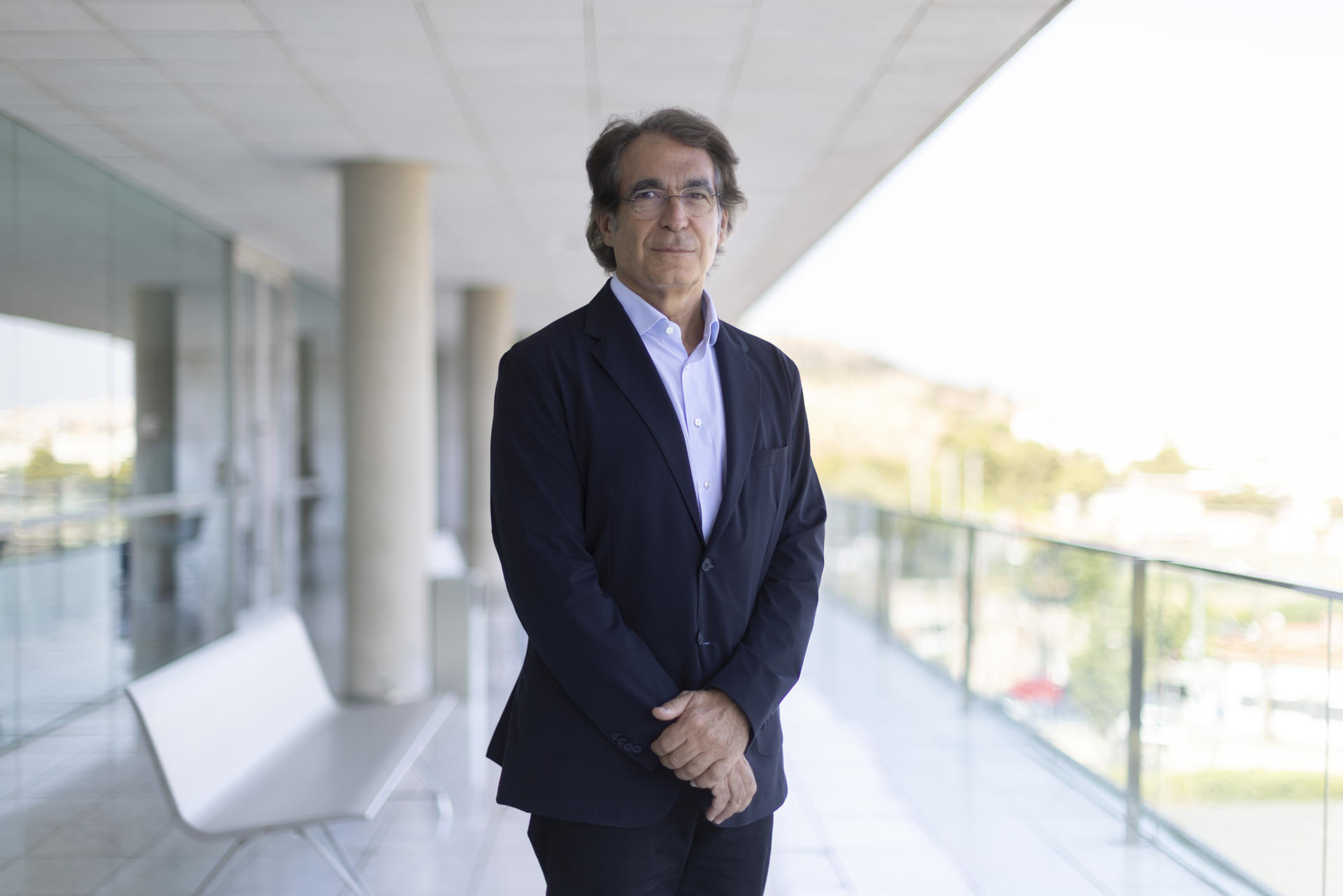 Los tanatorios, antes percibidos como espacios fríos y solemnes, están evolucionando hacia entornos que priorizan el acompañamiento emocional con el objetivo de humanizar el duelo y lo hacen con nuevas iniciativas como la terapia asistida con perros, que son un "bálsamo" para quienes atraviesan momentos de pérdida. En la imagen , el consejero delegado de Àltima, Joan Ventura, posa durante la entrevista en la que detalla a EFE que la iniciativa se inspira en experiencias observadas en otros países, especialmente en algunos tanatorios de Latinoamérica, como Guatemala, donde este tipo de acompañamiento con animales forma parte del ritual de despedida.EFE/ Marta Pérez