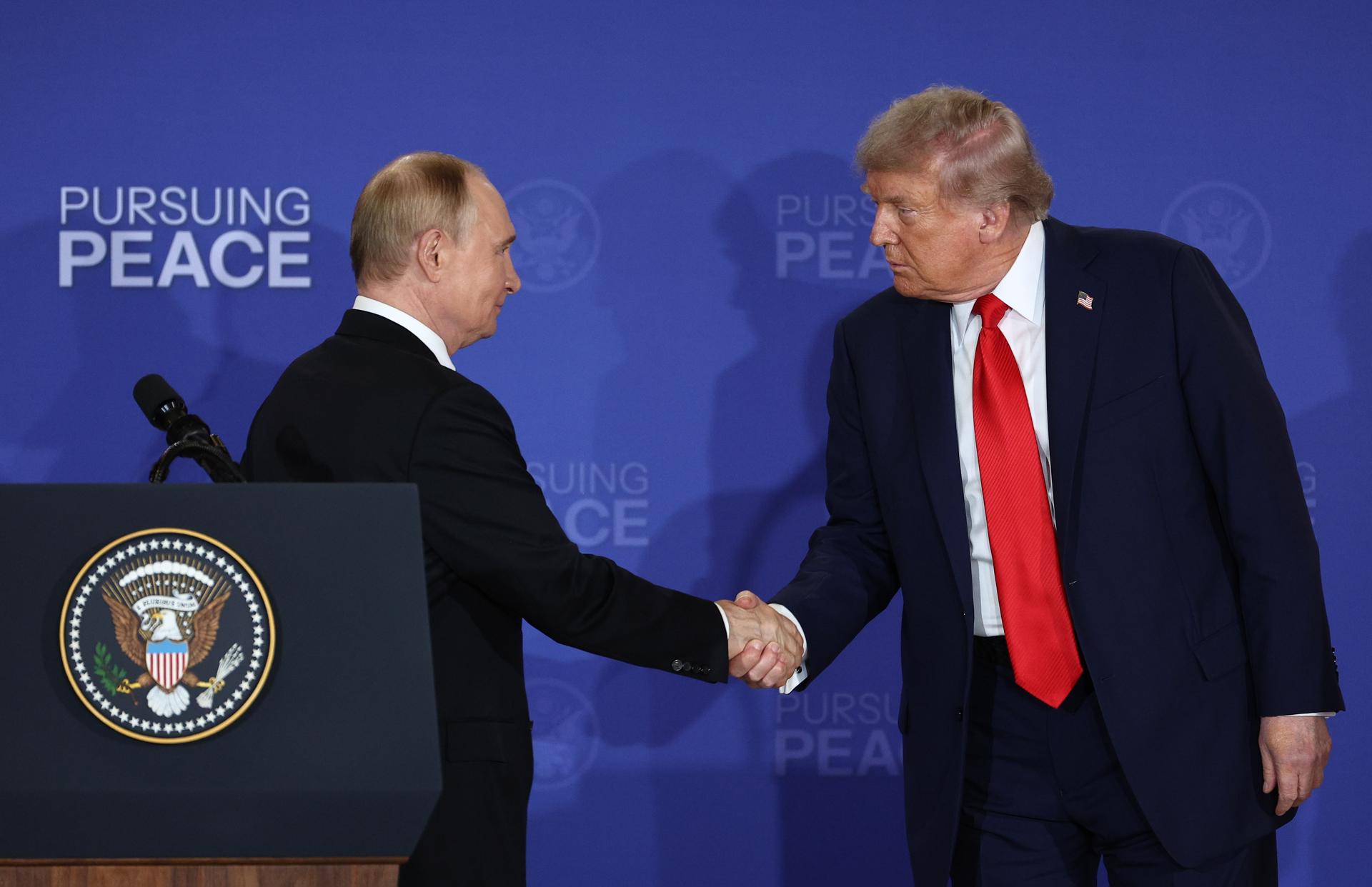 El presidnete ruso, Vladímir Putin, y su homólogo estadounidense, Donald Trump. EFE/Sergey Bobylev/Sputnik/Kremlin
