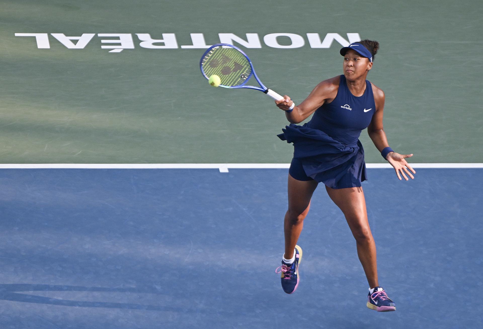 Naomi Osaka de Japón en acción contra Victoria Mboko de Canadá durante su partido final del National Bank Open en el Estadio IGA en Montreal (Canadá). EFE/GRAHAM HIUGHES
