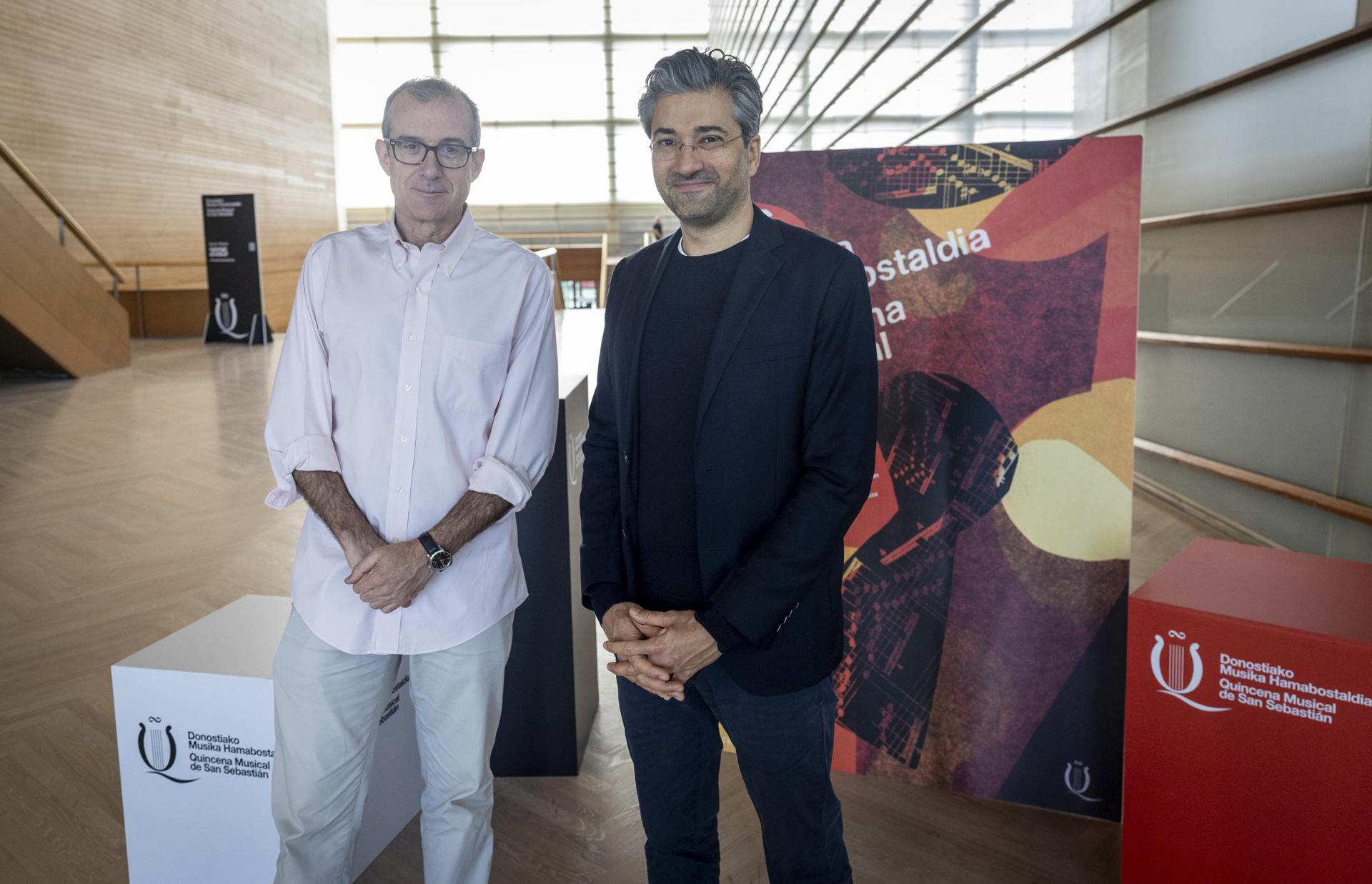 El director de la Quincena Musical de San Sebastián, Patrick Alfaya (i), posa junto al director David Afkham este viernes durante la presentación del concierto que la Orquesta Nacional de España ofrecerá por la tarde en el auditorio Kursaal. EFE/Javier Etxezarreta