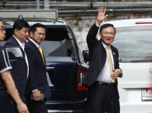 El ex primer ministro tailandés Thaksin Shinawatra (d) llega al tribunal que le juzgaba por el delito de lesa majestad.
EFE/EPA/NARONG SANGNAK