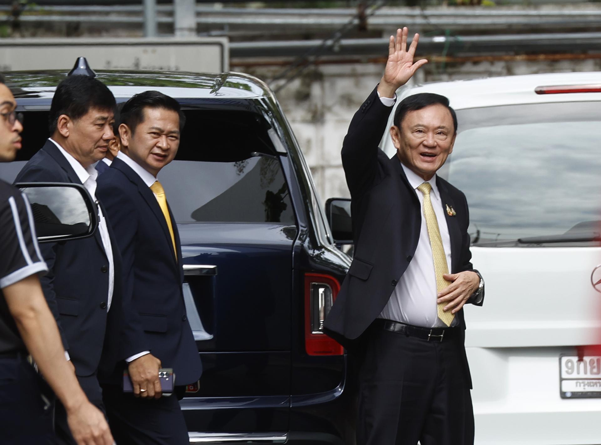 El ex primer ministro tailandés Thaksin Shinawatra (d) llega al tribunal que le juzgaba por el delito de lesa majestad.
EFE/EPA/NARONG SANGNAK