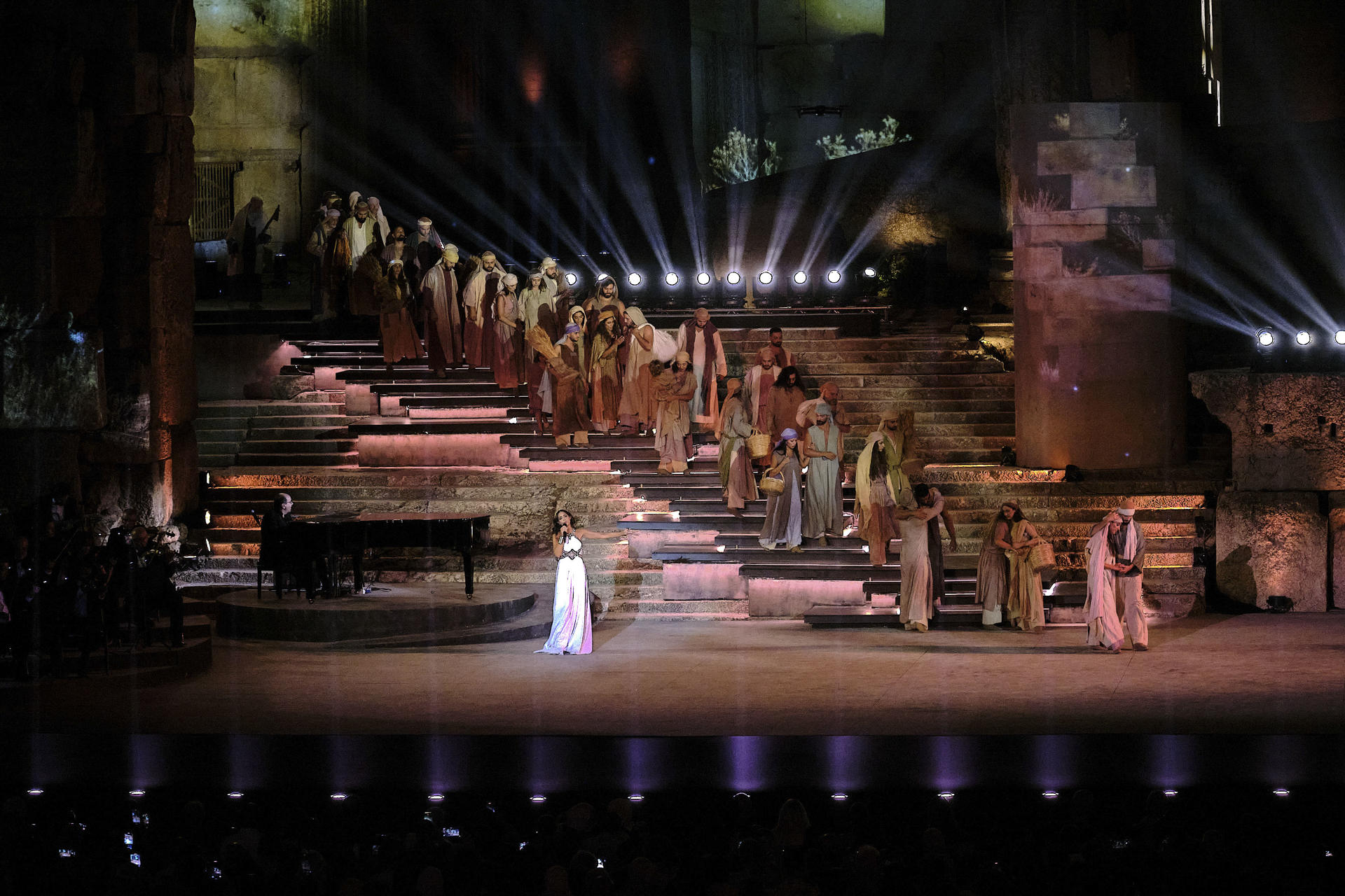 La cantante libanesa Hiba Tawaji actúa ante el templo de Baco durante el regreso del Festival Internacional de Baalbek, suspendido el año anterior por la guerra con Israel. EFE/Edgar Gutiérrez
