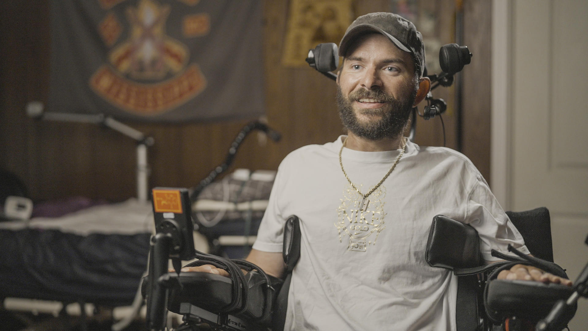 RJ es un veterano del Ejército estadounidense que quedó tetrapléjico tras un accidente de motocicleta. Este año, un chip que le fue implantado en su cerebro por doctores de Miami le permitió controlar con sus pensamientos dispositivos como un ordenador o un teléfono móvil para restaurar su autonomía digital. EFE/Neuralink
