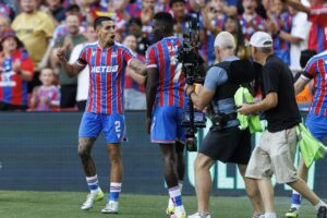 Ismaila Sarr y Daniel Muñoz celebran el 2-2 del Crystal Palace ante el Liverpool en la Community Shield. EFE/EPA/TOLGA AKMEN