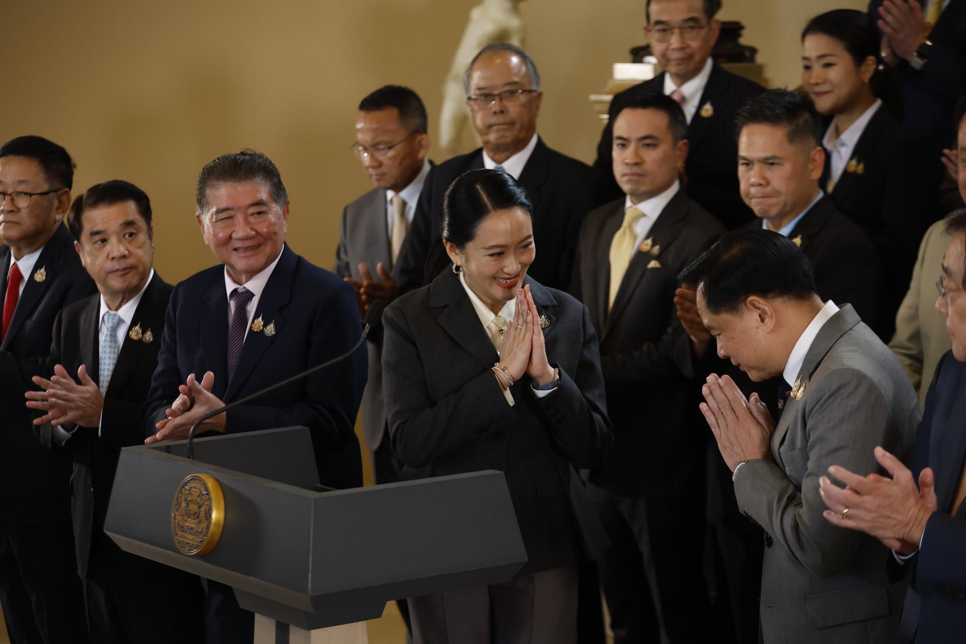 BANGKOK (Thailand), 29/08/2025.- La primera ministra suspendida de Tailandia, Paetongtarn Shinawatra, al llegar a un acto en el que ofreció declaraciones luego de ser destituida por el Tribunal Constitucional. EFE/EPA/NARONG SANGNAK