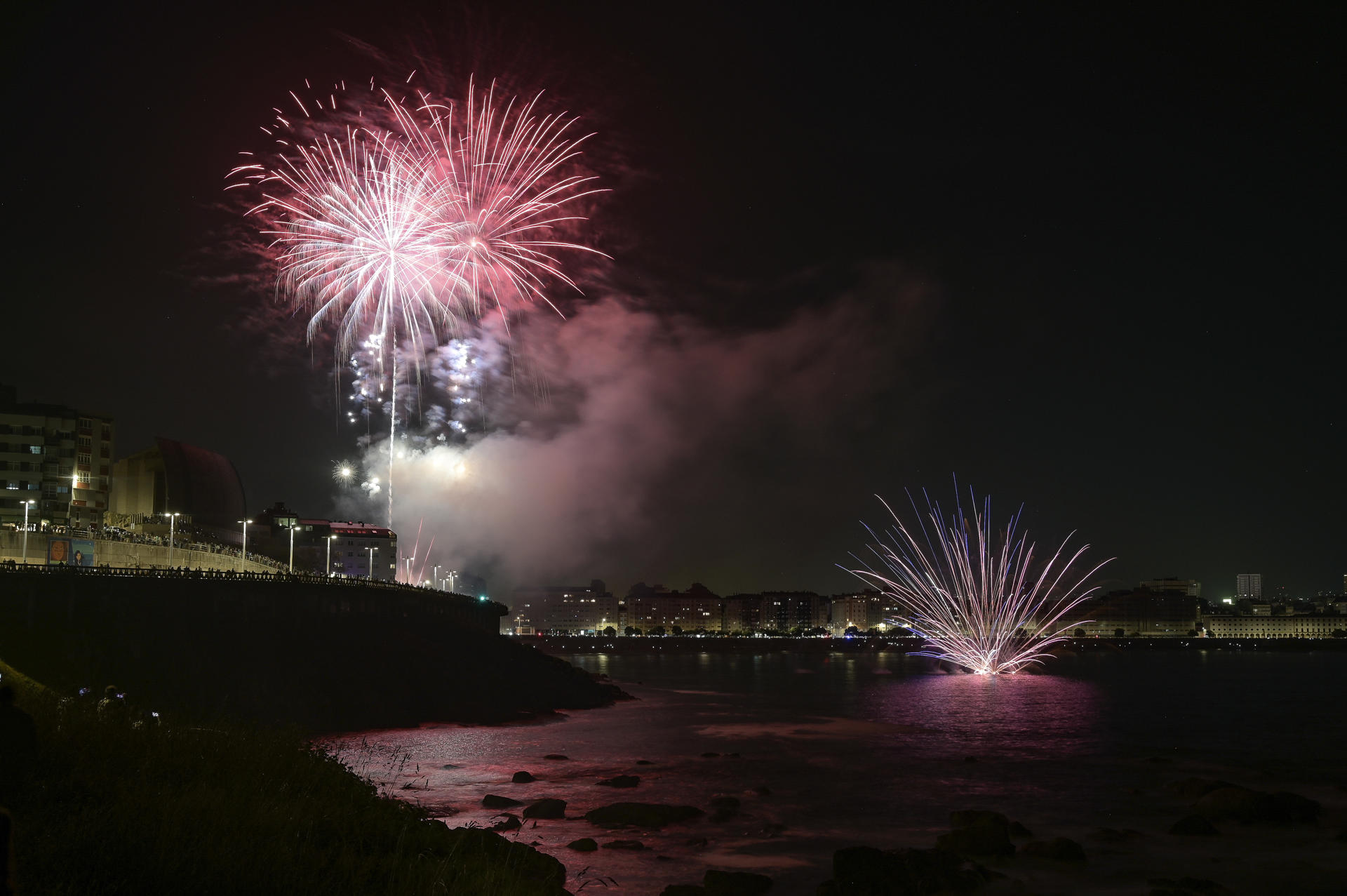 La ciudad de A Coruña ha vuelto a rechazar este viernes por la noche la invasión inglesa en una nueva celebración de la batalla naval pirotécnica. Cerca de 100.000 personas se han reunido en torno a la bahía de A Coruña, en las plazas de Riazor y Orzán, para presenciar el espectáculo pirotécnico que simula la batalla que se produjo en A Coruña entre el 4 de mayo de 1589 y el día 19 de aquel mes. La lucha fue entre la Invencible Inglesa, comandada por sir Francis Drake, y las apenas 4.000 personas que vivían en aquella ciudad gobernada por Juan Pacheco de Toledo, marqués de Cerralbo. EFE/ Moncho Fuentes
