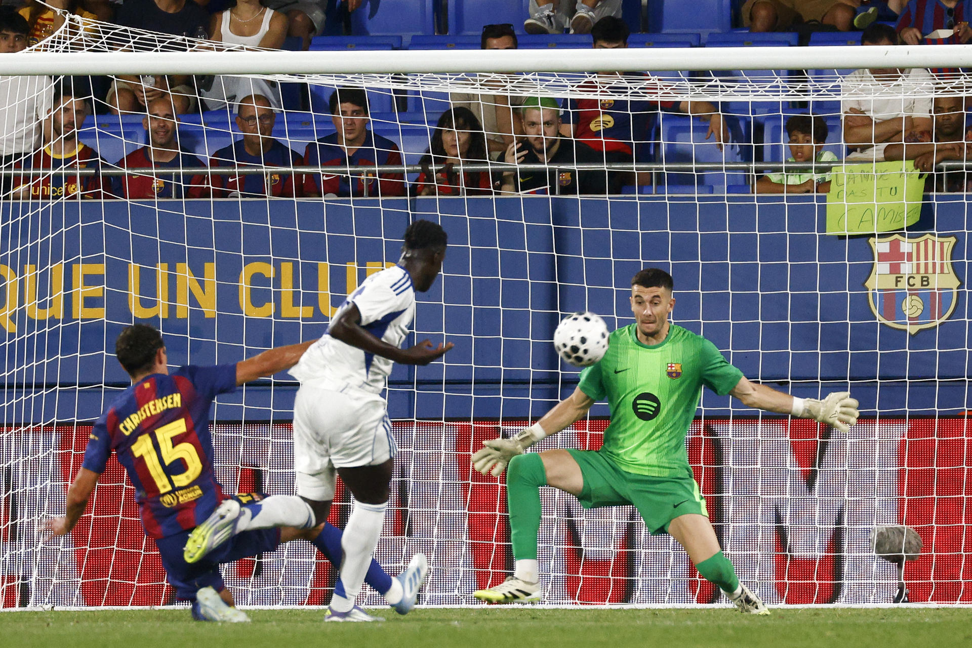 El guardameta del FC Barcelona Joan García (d) detiene un balón durante el encuentro correspondiente a la 60.ª edición del Trofeo Joan Gamper que FC Barcelona y Como 1907 jugaron el pasado 10 de agosto 2025 en el estadio Johan Cruyff. Foto de archivo de: Quique García/EFE.