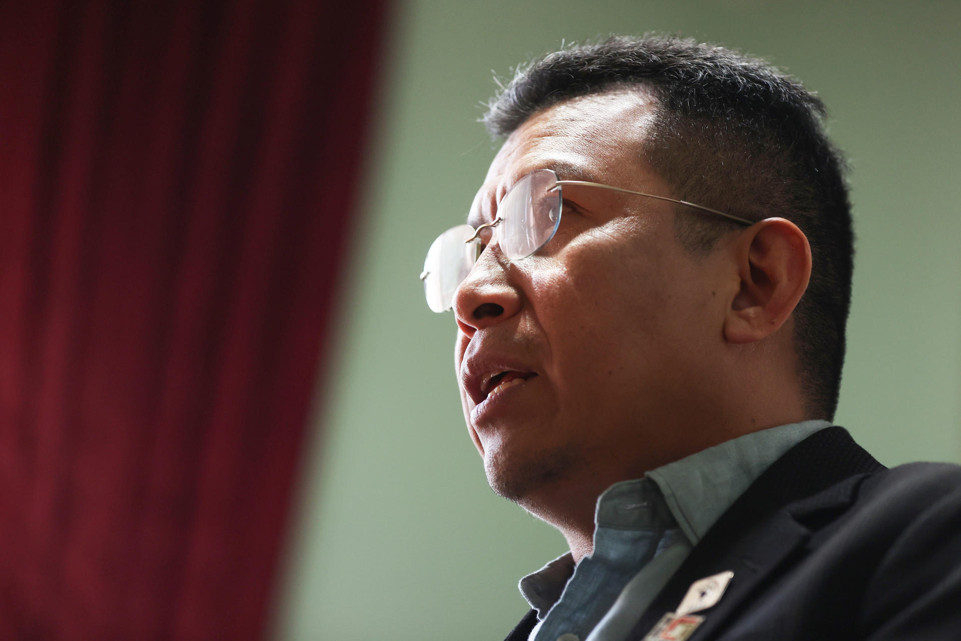 El secretario técnico del Fondo para el Desarrollo de los Pueblos Indígenas de América Latina y el Caribe (Filac), el colombiano Darío Mejía, habla durante una entrevista con EFE este viernes, en La Paz (Bolivia). EFE/ Luis Gandarillas