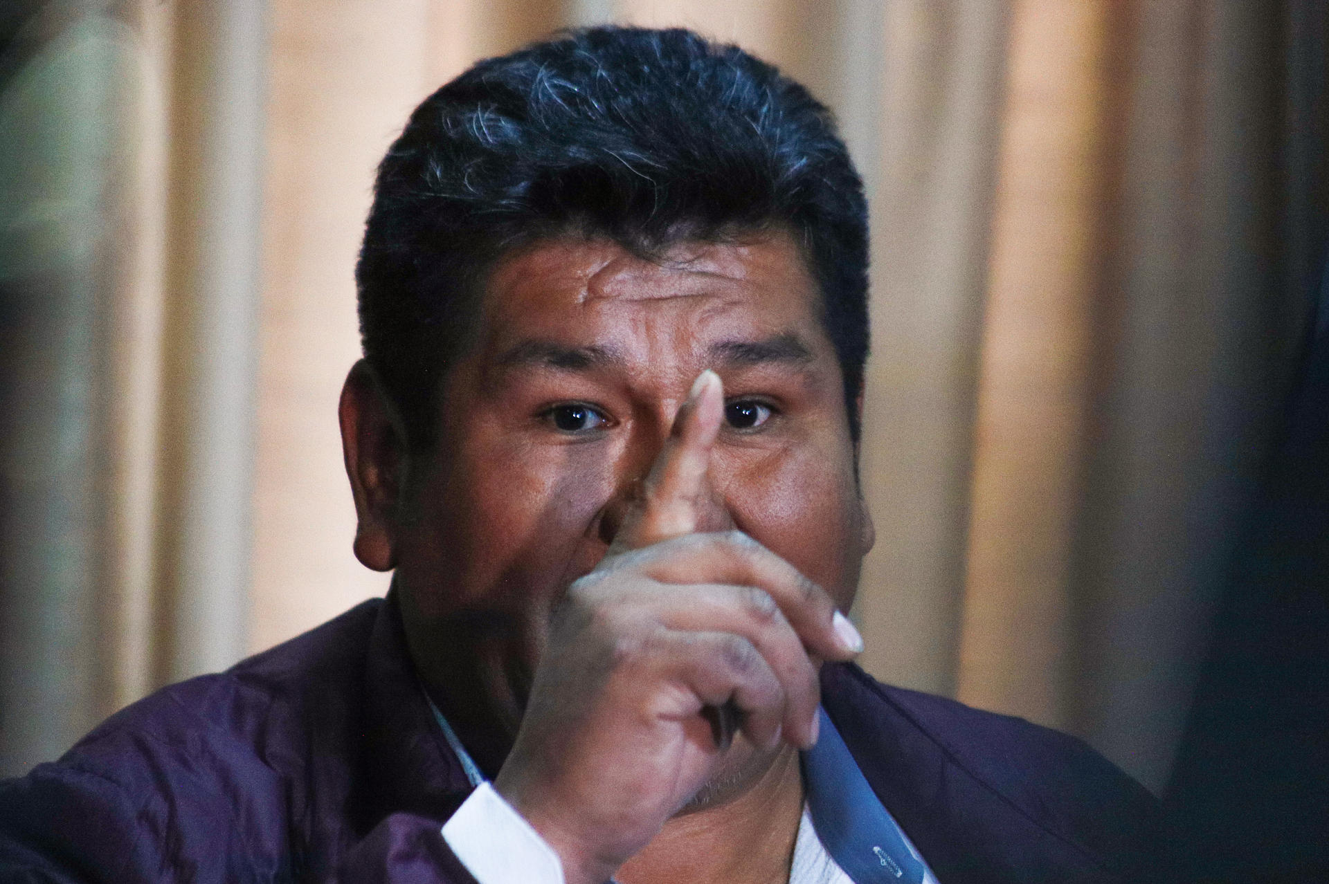 El secretario del oficialista Movimiento al Socialismo (MAS), Fidel Surco, habla durante una rueda de prensa este martes, en la Paz (Bolivia). EFE/ Gabriel Márquez
