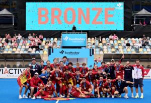 España celebra el bronce en el EuroHockey Championships 2025 en Moenchengladbach, Alemania. EFE/EPA/RONALD WITTEK