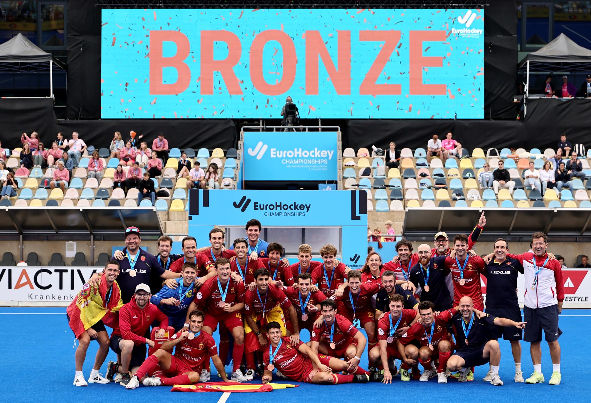 España celebra el bronce en el EuroHockey Championships 2025 en Moenchengladbach, Alemania. EFE/EPA/RONALD WITTEK