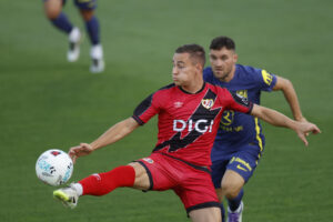 El delantero del Rayo Jorge de Frutos controla el balón durante el partido amistoso que Atlético de Madrid y Rayo Vallecano jugaron este miércoles en Majadahonda, Madrid. EFE/Mariscal