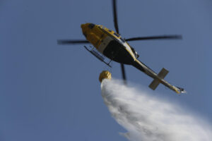 Un hidroavión sobrevuela este viernes el incendio de Vilaboa (Pontevedra), con 50 hectáreas ardidas, donde se mantiene la situación 2 por la proximidad al núcleo de Vilar, en Santa Cristina de Cobres.EFE/ Salvador Sas