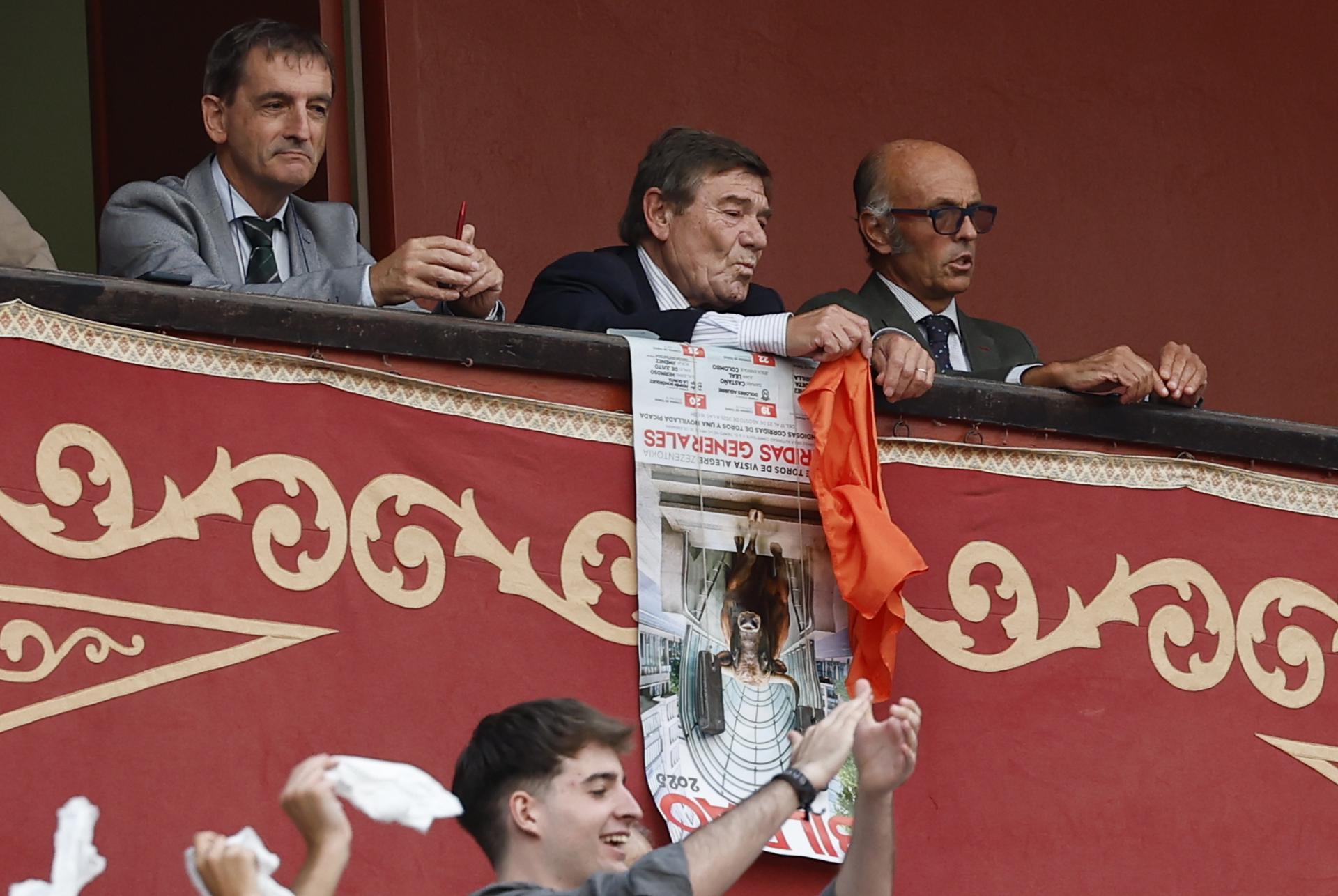 La presidencia indulta al último toro de la tarde, lidiado por el diestro Borja Jiménez, en la tercera de abono de las Corridas Generales de la Aste Nagusia 2025 de Bilbao, en la que comparte cartel con el rejoneador Guillermo Hermoso de Mendoza y el torero Emilio de Justo. EFE/ Miguel Toña
