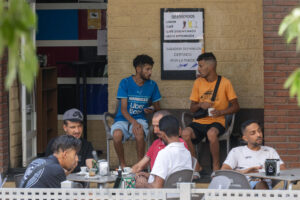 Vecinos de origen marroquí en una terraza del centro de Jumilla (Murcia) este viernes. EFE/ Marcial Guillén