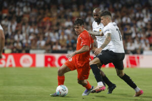 El delantero del Valencia Dani Raba (d) pelea un balón ante el centrocampista de la Real Sociedad Pablo Marín (i) durante el partido de la primera jornada de LaLiga entre Valencia CF y Real Sociedad, este sábado, en el estadio de Mestalla, en Valencia. EFE/ Manuel Bruque