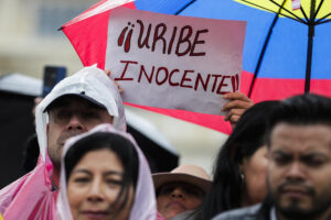 Fotografía de una marcha en apoyo al expresidente colombiano Álvaro Uribe. EFE/ Carlos Ortega