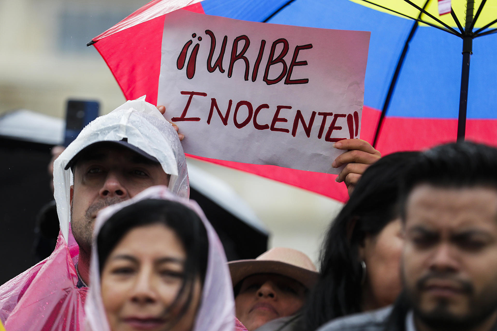 Fotografía de una marcha en apoyo al expresidente colombiano Álvaro Uribe. EFE/ Carlos Ortega
