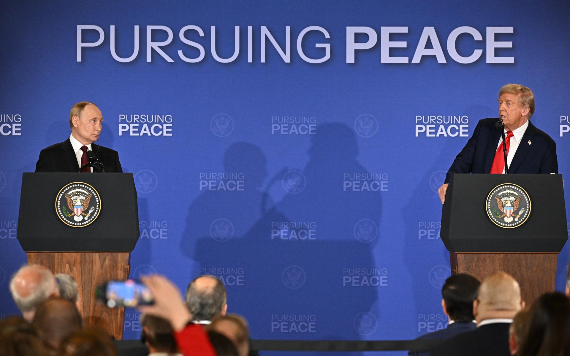El presidente de Rusia, Vladímir Putin (i) y su homólogo de EE.UU., Donald Trump, durante su comparecencia ante la prensa, tras la cumbre bilateral "Persiguiendo la paz", este viernes, 15 de agosto, en la Base Conjunta Elmendorf-Richardson, en Anchorage (Alaska, EE.UU.). EFE/Sergey Bobylev/Sputnik/Kremlin/Pool
