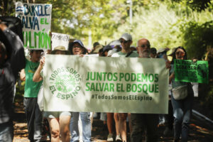 Personas participan en una manifestación contra la construcción de un centro de convenciones este domingo, en San Salvador (El Salvador). EFE/ Rodrigo Sura
