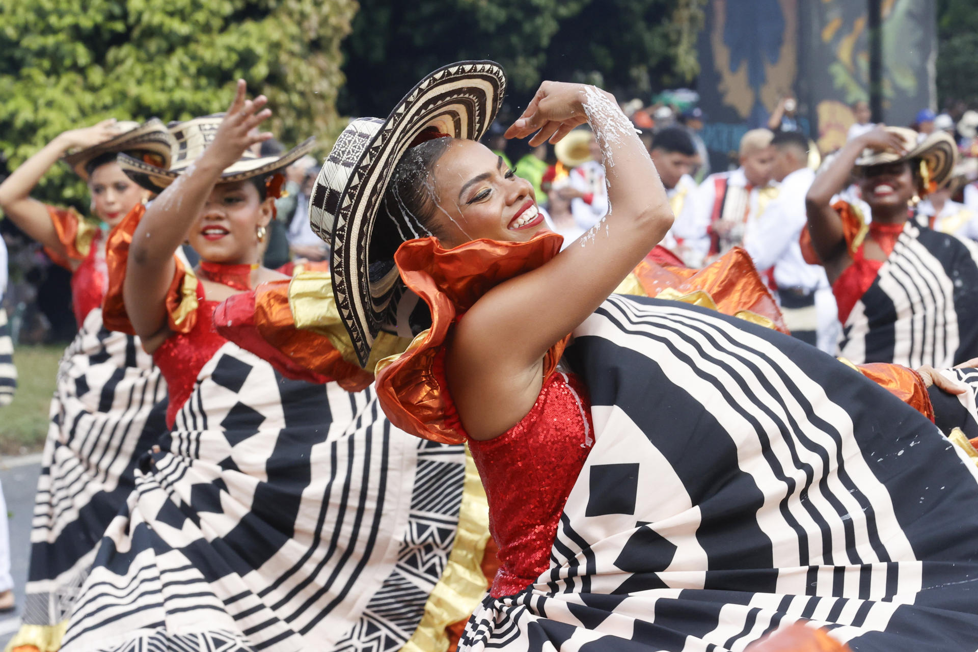Personas bailan en el Desfile de Silleteros durante la Feria de las Flores 2025 este domingo, en Medellín (Colombia). EFE/ Mauricio Dueñas Castañeda