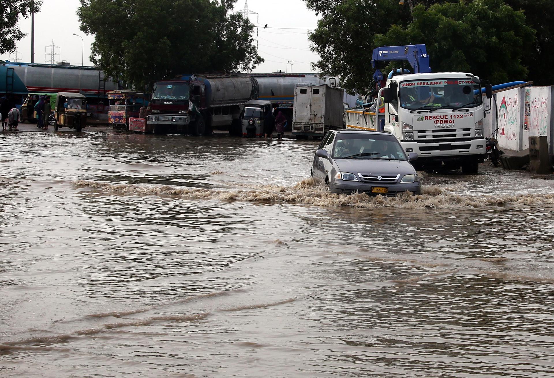 People with their vehicles make their way through a water-logged road after heavy monsoon rains in Karachi, Pakistan, 20 August 2025. Since the start of the monsoon season on 26 June, the death toll from rains and flooding in Pakistan has reached at least 748. The National Disaster Management Authority (NDMA) reported that an additional 978 people have been injured. EFE/EPA/REHAN KHAN
