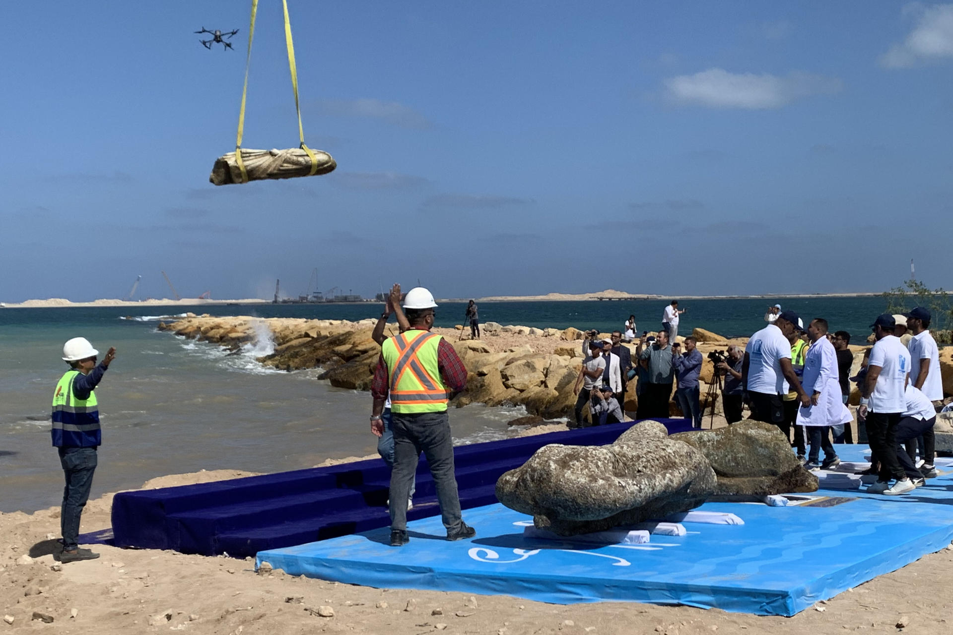 Egipto presentó este jueves los restos de una ciudad sumergida frente a la costa de Alejandría, un conjunto monumental de más de dos milenios de antigüedad que incluye templos, viviendas, depósitos de agua, estanques para peces y un muelle de 125 metros. Los arqueólogos creen que el sitio podría corresponder a una extensión de la antigua ciudad de Canopo, célebre en tiempos ptolemaicos y romanos tanto por su riqueza como por sus excesos. EFE/ Pablo De Aguinaco
