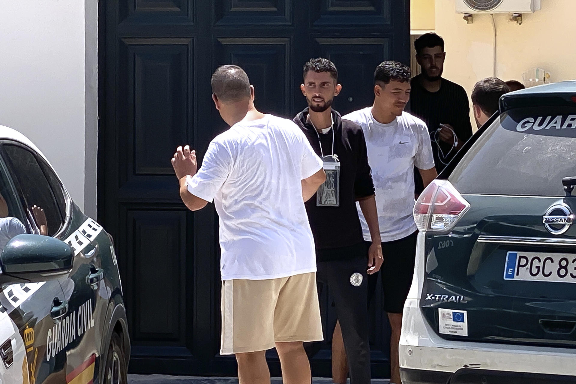 Varios de los nueve inmigrantes de origen marroquí, entre ellos un menor, que habían llegado a la playa del Sotillo en Gualchos- Castell de Ferro (Granada) a bordo de una embarcación de alta potencia en la que viajaban un total de diez personas, y que han sido trasladados al Puerto de Motril (Granada) por la Guardia Civil. EFE/Pedro Feixas