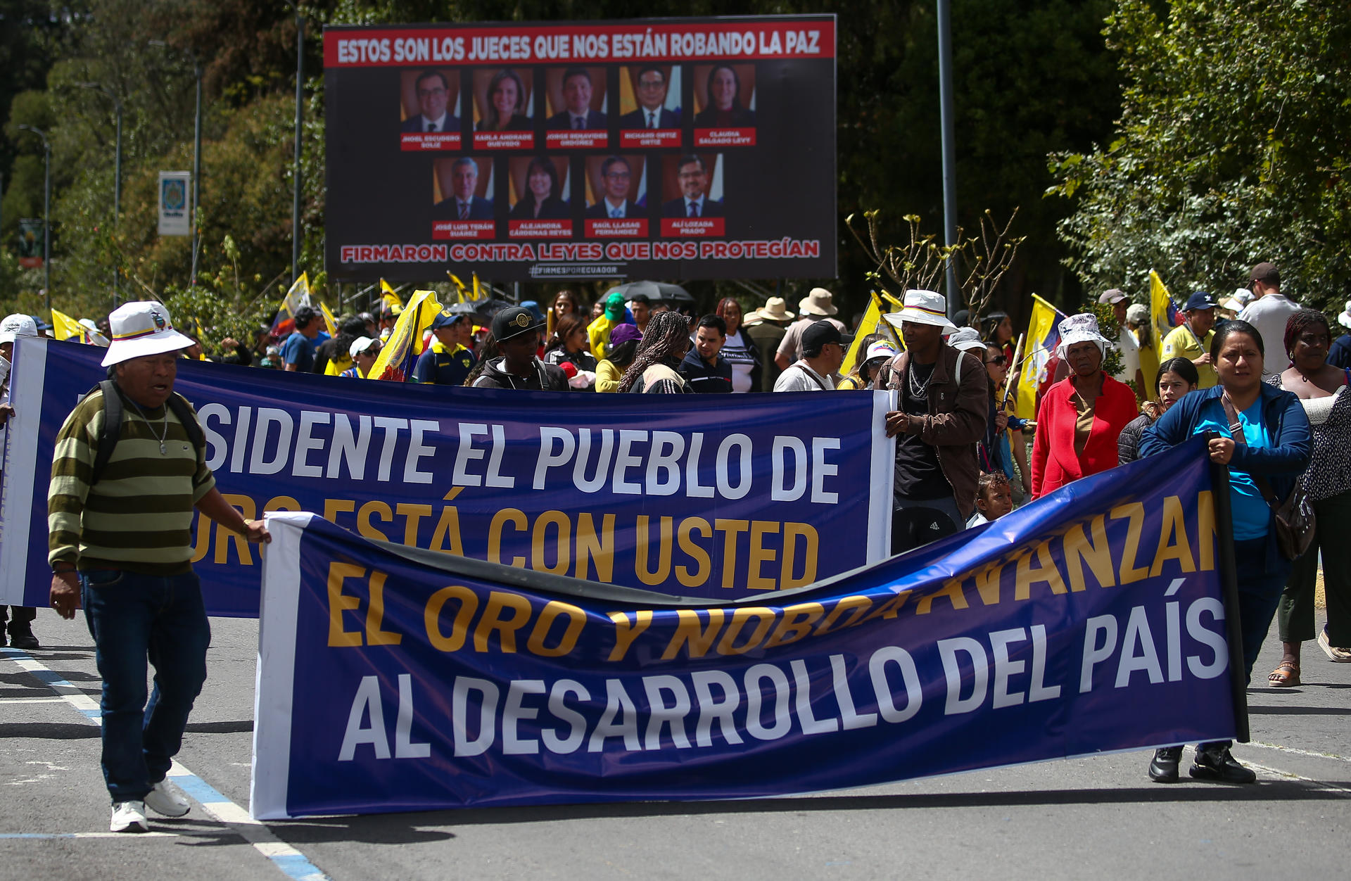 Personas sostienen una pancarta previo a una movilización este martes, en Quito (Ecuador). EFE/ Gianna Benalcazar