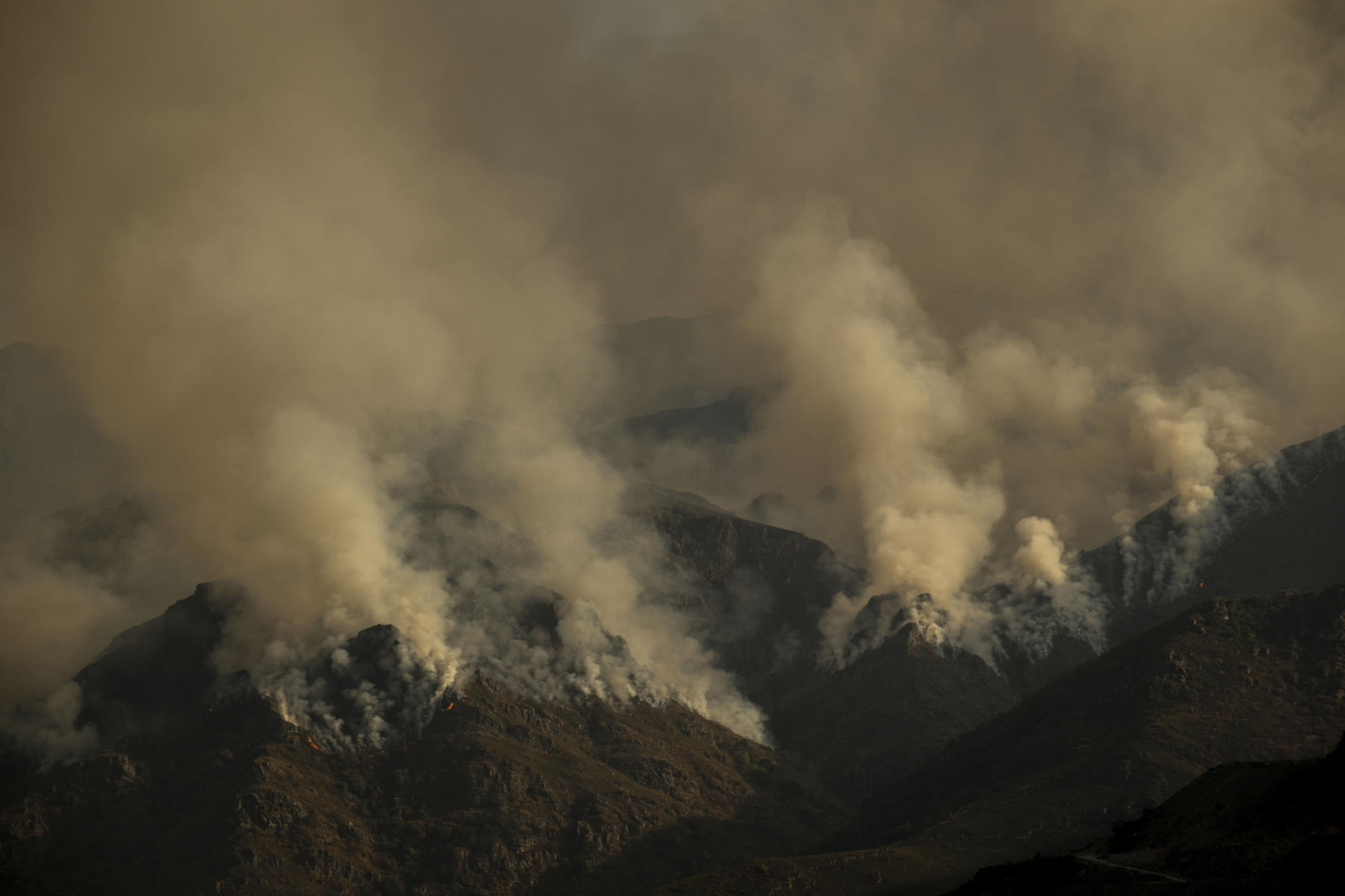 Vista del incendio que permanece activo en Casaio, Carballeda de Valdeorras (Ourense), este sábado. EFE/Brais Lorenzo