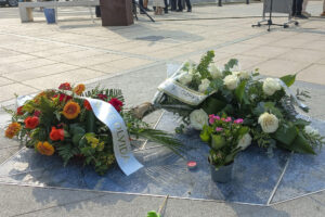 Cambrils (Tarragona) ha rendido homenaje este lunes a las víctimas de los atentados yihadistas de 2017, en los que murió una mujer zaragozana de 67 años que estaba de vacaciones con su familia en este municipio costero.EFE/ Javier Díaz