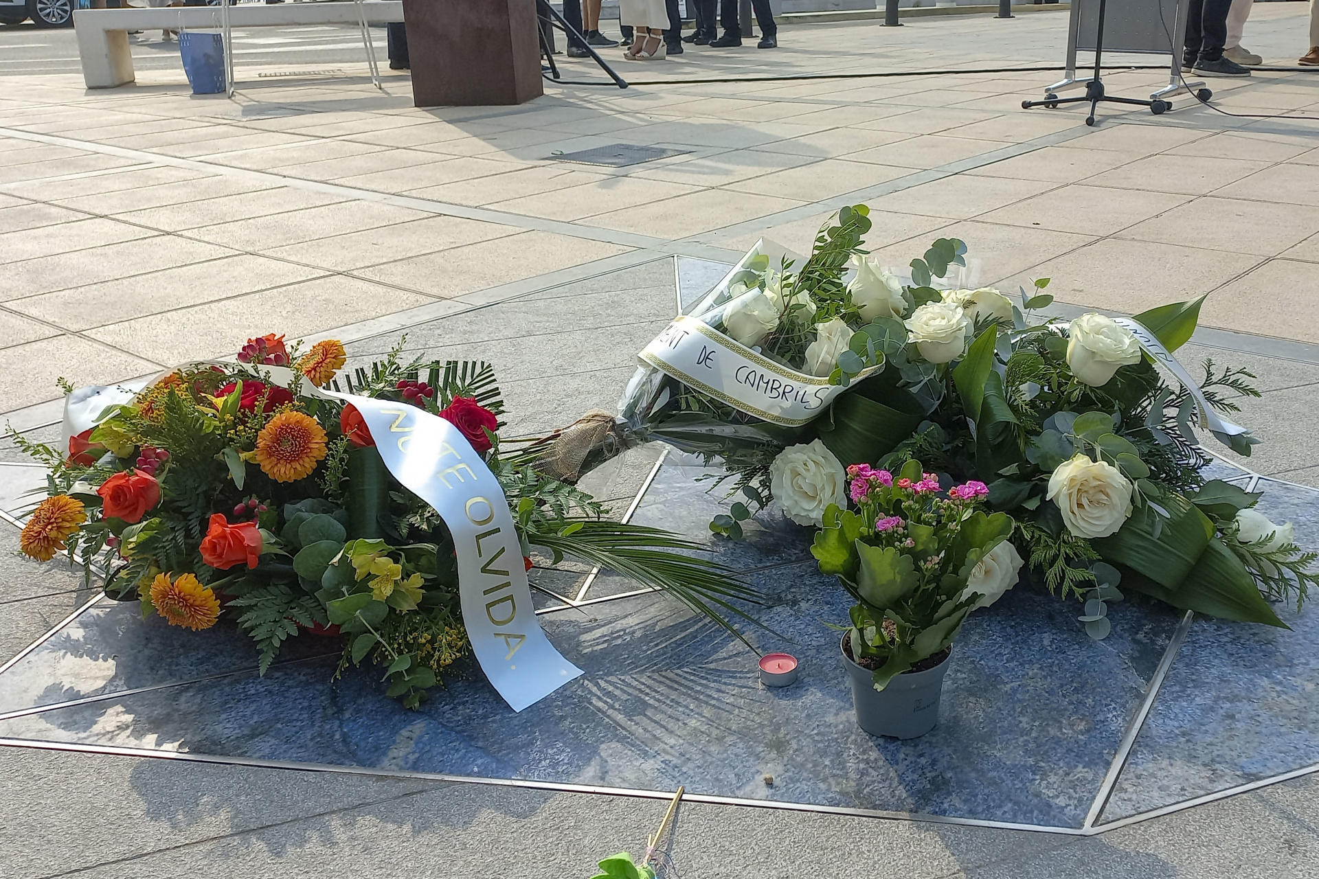 Cambrils (Tarragona) ha rendido homenaje este lunes a las víctimas de los atentados yihadistas de 2017, en los que murió una mujer zaragozana de 67 años que estaba de vacaciones con su familia en este municipio costero.EFE/ Javier Díaz